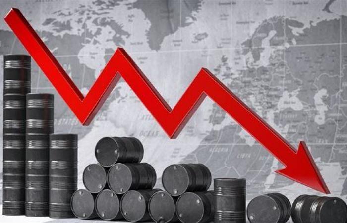 أسعار النفط تتراجع مع تقييم المستثمرين لرفع الفائدة الأمريكية