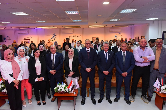وزير العمل يسلم 50 عقد عمل لذوي همم من أبناء القاهرة