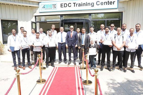 وزير العمل يسلم أول دفعة من شهادات التدريب المجاني في مجالات الخدمات البترولية