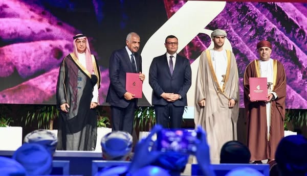 وزير الإسكان يصل إلى مسقط ويُشارك في افتتاح معرض ومؤتمر عُمان العقاري 