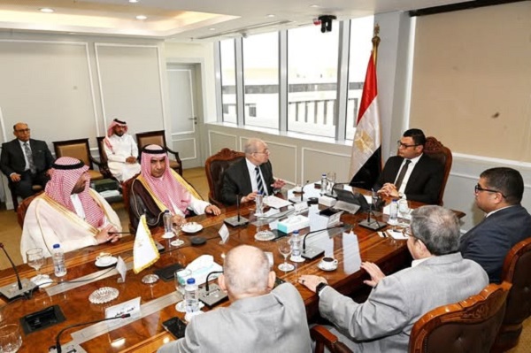 وزير الإسكان يستقبل وفدا من وزارتي 