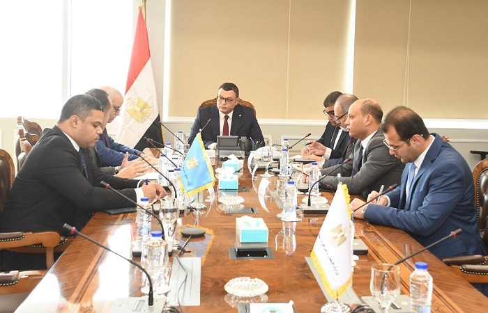 وزير الإسكان يبحث مع 