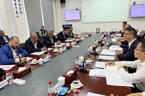 مصر والصين تبحثان تعزيز التعاون في الطاقة النظيفة وتخزين الكهرباء